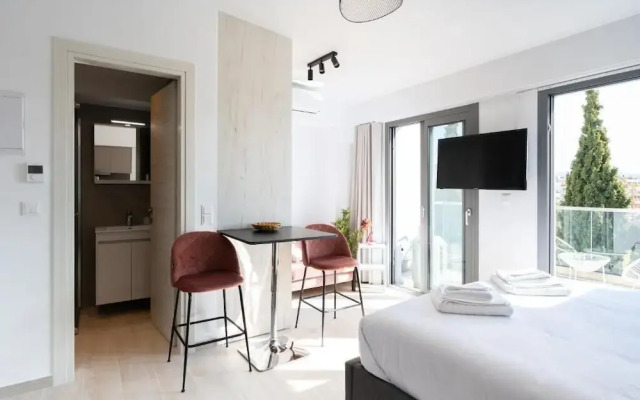 Velvet Luxury Studios in the City Center by BiNobi!