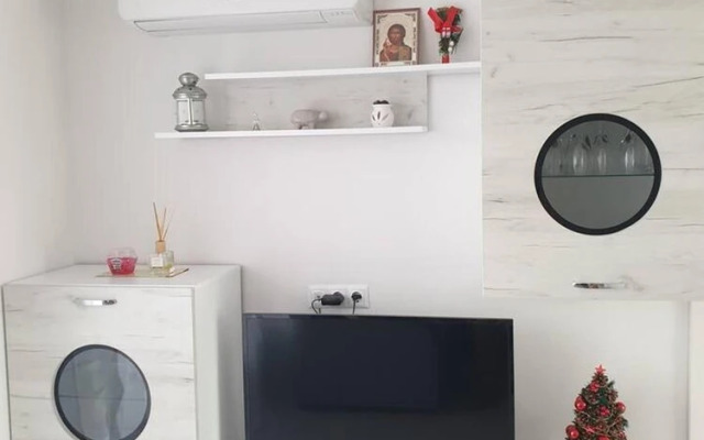 2-bed - Sleeps 4 - With Parking