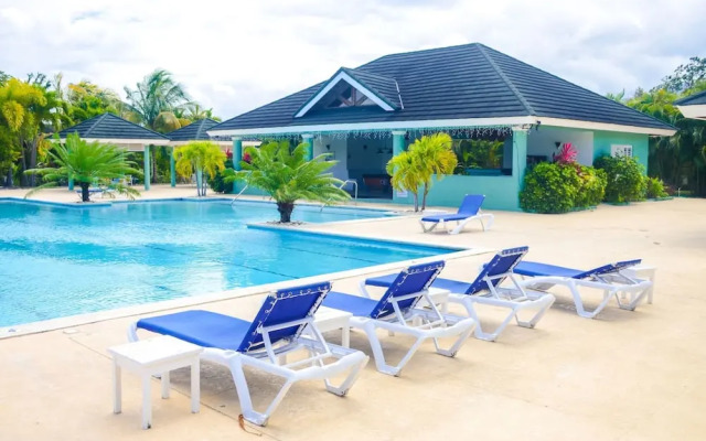 3 Bedrm in Richmond Estate Pool Gym Plygrnd Beach