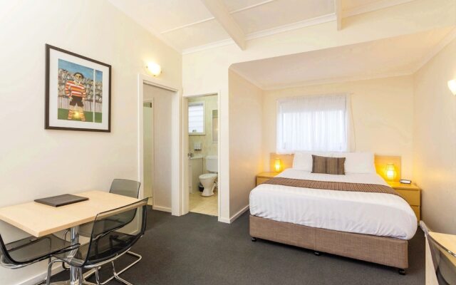 The Club Motel and Apartments