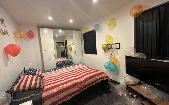 2 Bed House - Sleeps 4 - Garden - Parking - Wifi