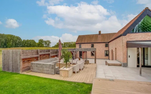 Lush Holiday Home in Vlaanderen With Private Pool