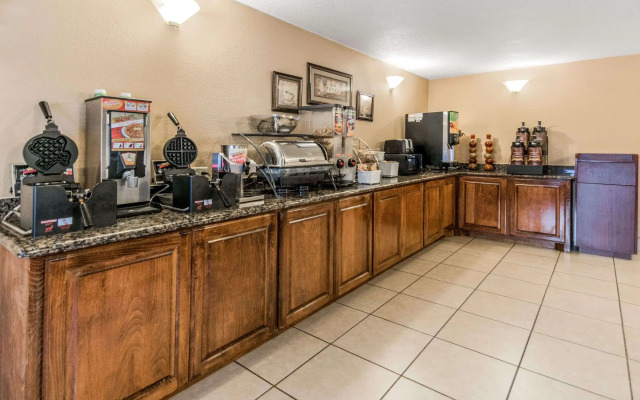 Super 8 by Wyndham Beaumont I-10 South/College St