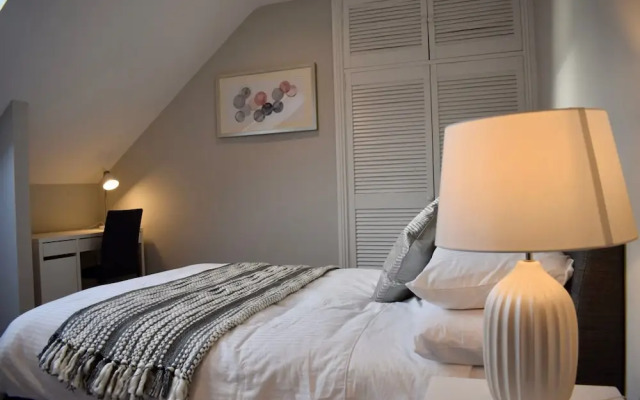 Modern 3 Bedroom Penthouse in Templebar