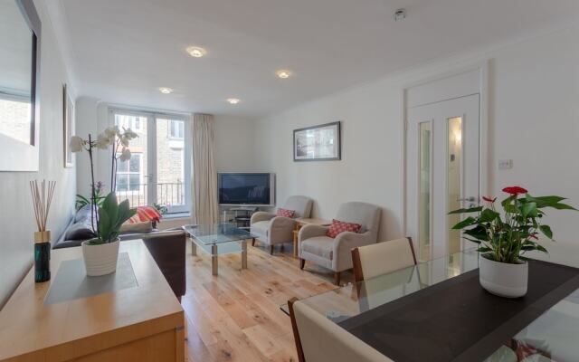 2 Bedroom House in Maida Vale With Balcony