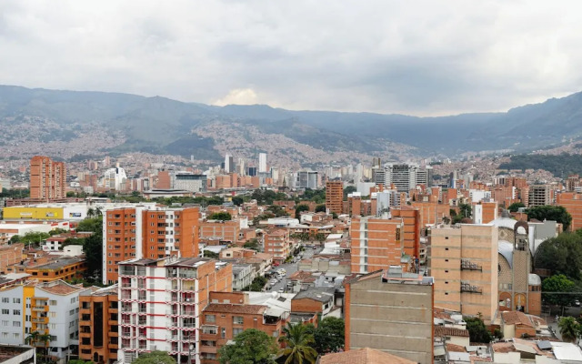 Cold AC K Fast WiFi Medellin Paradise