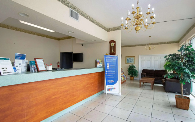 Econo Lodge Inn & Suites Clearwater Central