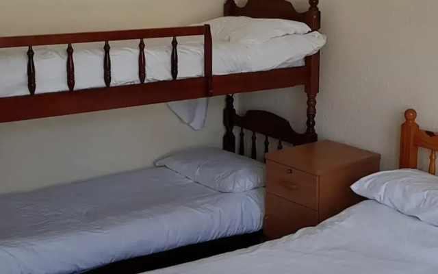Flat - Sleeps 6 & on Street Parking