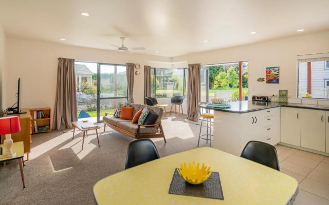 Sunlight Bach - Whitianga Holiday Home