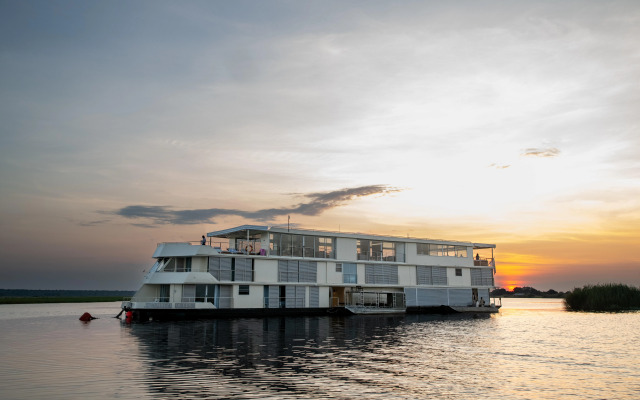 Zambezi Queen by Mantis