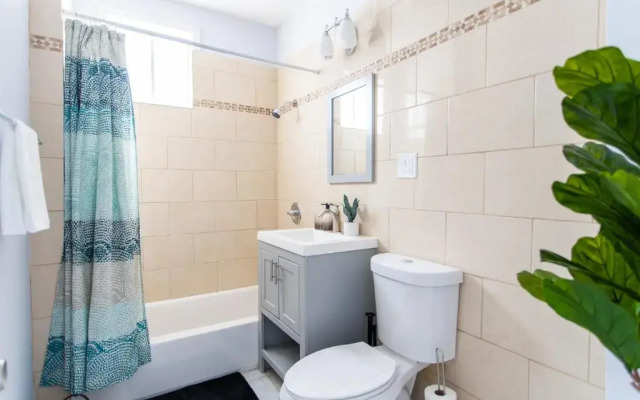 Stylish and Cute 2BR Apartment Near Wrigley!