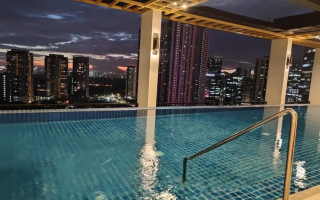 Capital O 804 The Residences at Bonifacio Civic Center