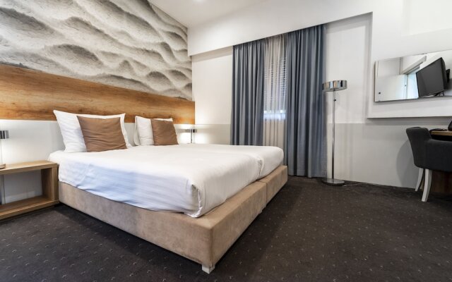 Santiny Hotel & Restaurant