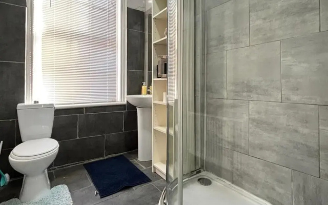 4 Beds-sleeps 8-central-office Space