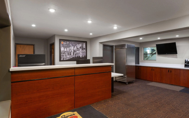 Super 8 by Wyndham Fort Bragg