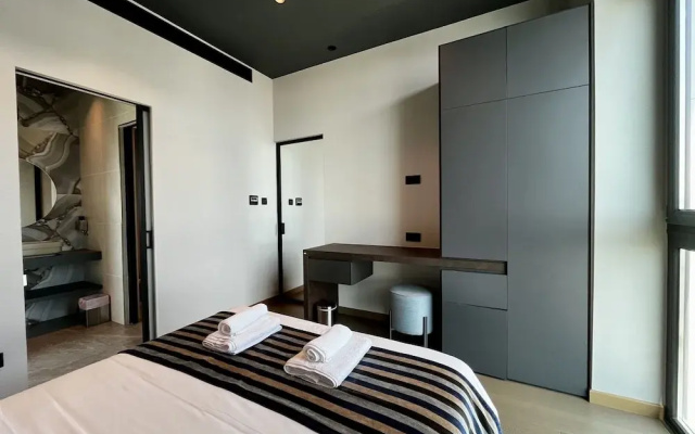 128 LIM - 2001 Stay Only Tower Suite