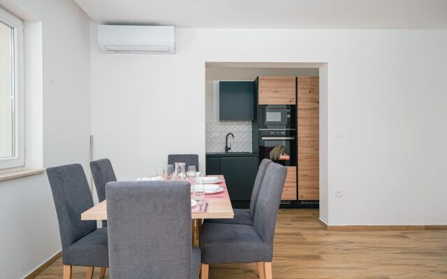 Captivating 3-bed Apartment in Vodice