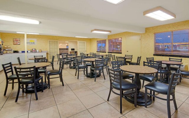 Tree Inn & Suites Albuquerque.