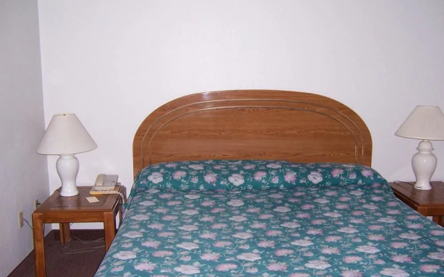 Oak Hill Inn & Suites