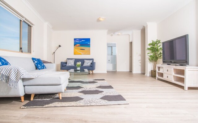 Convenient Rockdale Apartment Next To Station & Beach