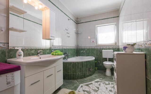 Nice Home in Bacinska Jezera With Wifi and 3 Bedrooms