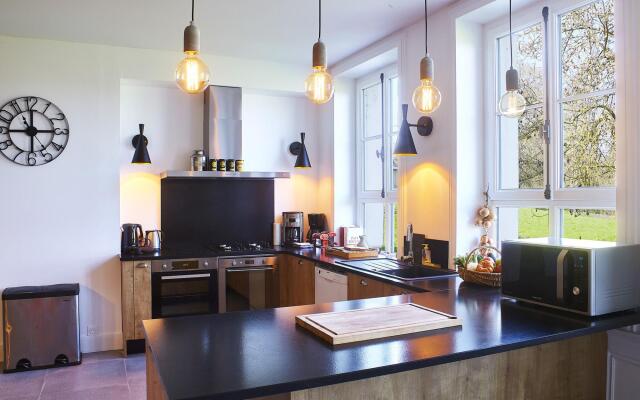 Castle and its outbuildings with terrace in Asnières