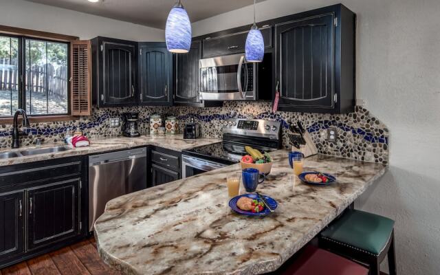 Lucky Bear Lodge by Vtrips