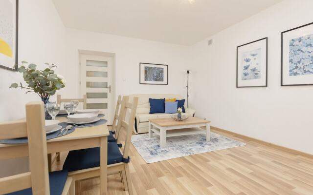 Dabrowskiego Apartment by Renters