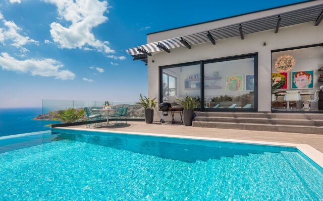 Luxury Villa Riva with Infinity Pool