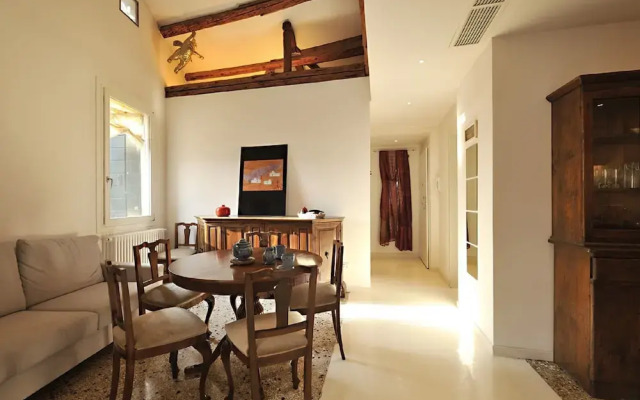 Venice Rialto Apartment With Balcony