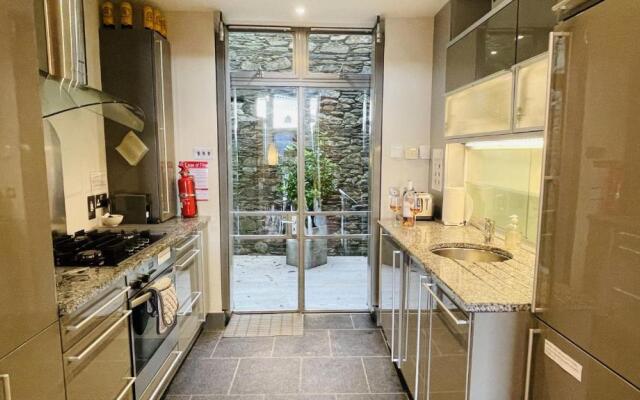 16 Clarence Hill - Iconic Dartmouth House with Enchanting Garden