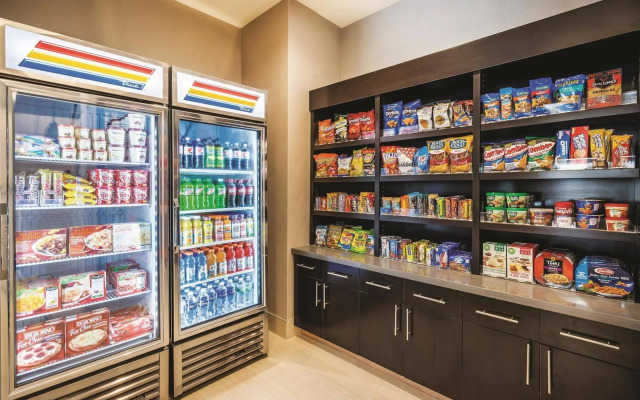 La Quinta Inn & Suites by Wyndham Clifton Park/Saratoga Area