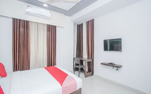 OYO 15352 Sahara Suites