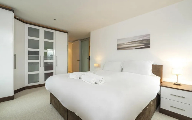 Borough Flat With City Views by Underthedoormat