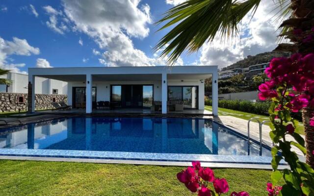 4 Bedroom Villa With Private Pool and Separate Staff Room in Yalikavak