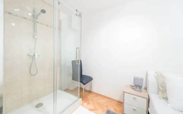 Venus Apartments - Loft Room Cosy II