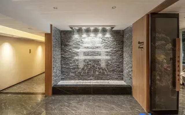 QIANNA HOTEL GLORIOUS（Luoyang Yingtianmen Xigong Xiaojie Store）