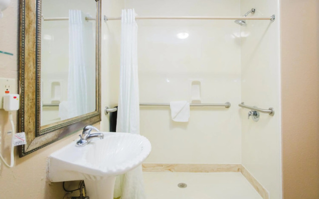 Days Inn by Wyndham Rosenberg