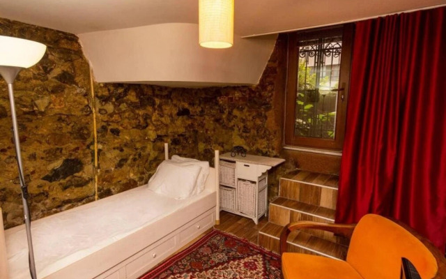 Stylish Home With a Book Collection Near Taksim