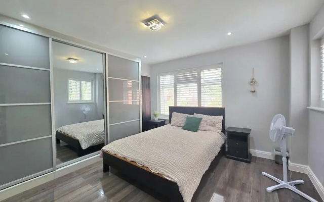 Stylish 6-bed Retreat With Parking and Jacuzzi