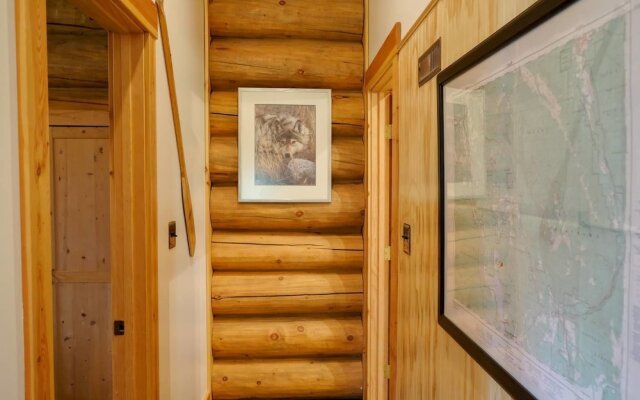 Beautiful Log Chalet Near Fernie, BC