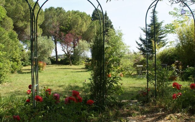 Charming Hunting Lodge near Loupian with garden