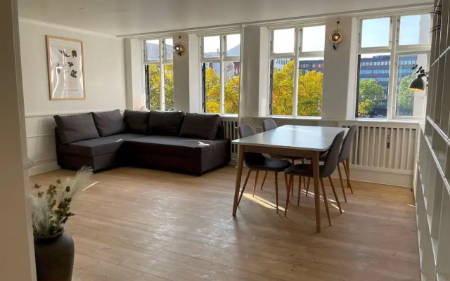 Elegant Apartment In Central