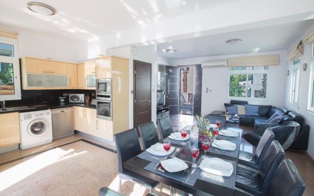 Villa Naomi, Beautiful 4bdr Central Protaras Villa with Private Pool