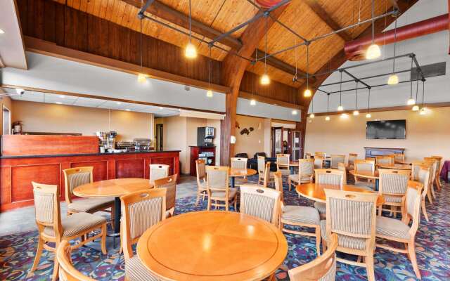 Coast Fraser Inn
