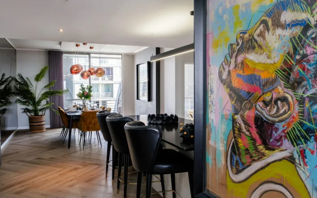 Waterfront Elegance at Harbour Bridge 413