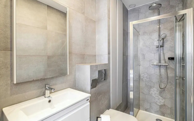Magnificent Renovated 2 Room Apartment