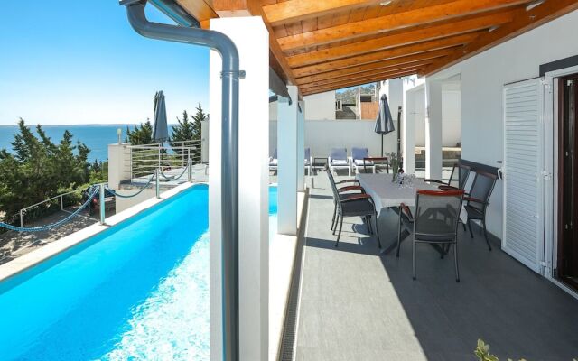 Luxury Apartment With Heated Pool in Starigrad
