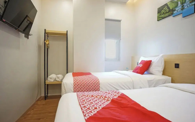 OYO 92956 Travelbiz Hotel