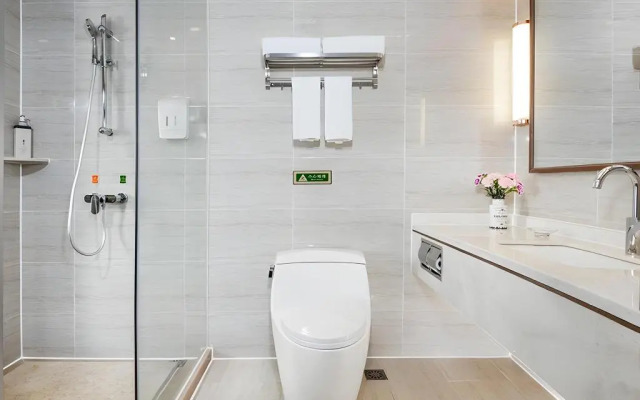 Vienna International Hotel (Xinyang Railway Station Tianrun Plaza Store)